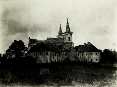 Zerschossene Kirche und Kloster im Ort Paradyz. Die Kirche diente als russischer Beobachtungsstand. (BildID 15589811)