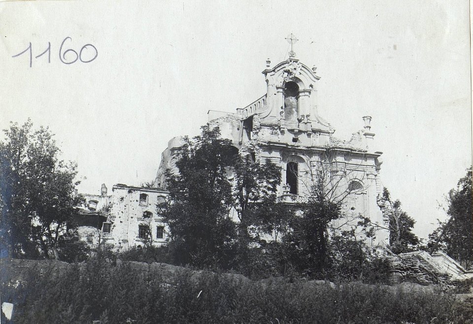 Zerschossene röm.kath.Klosterkirche in Bolszowce. (BildID 15729934)