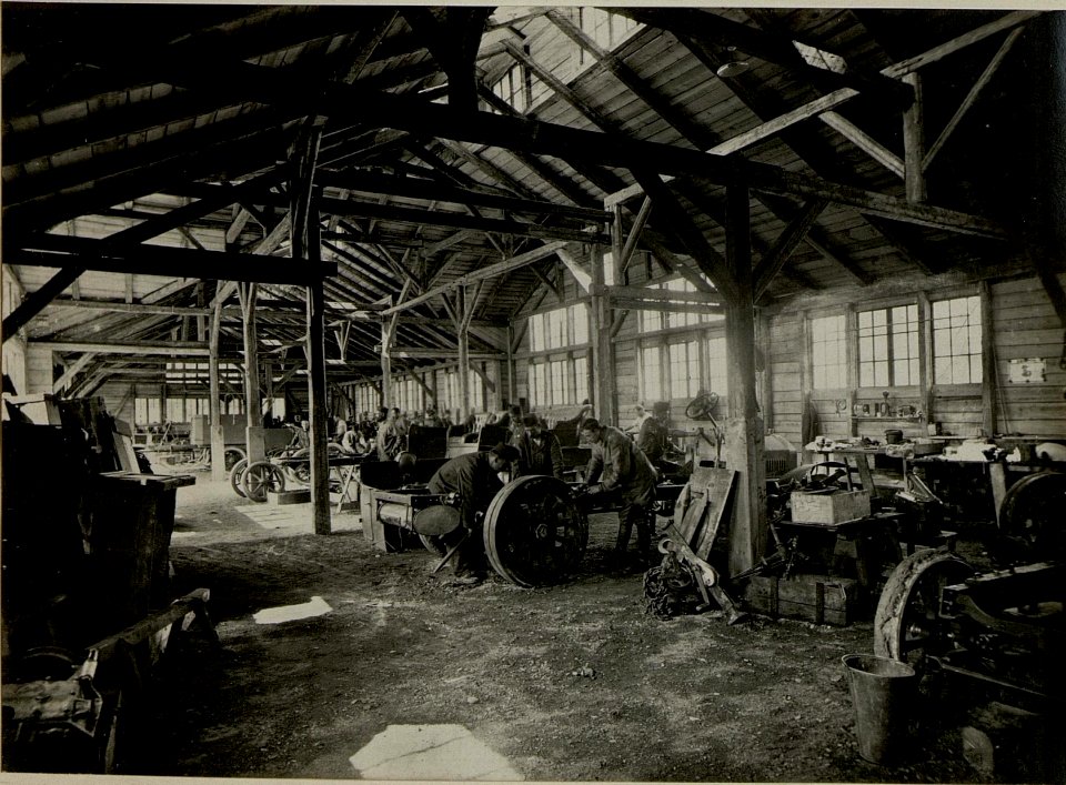 Zentralgarage der Kraftwagenkolonne in Klagenfurt. Garage Raum. Aufgenommen am 21. Juli 1916. (BildID 15477821)
