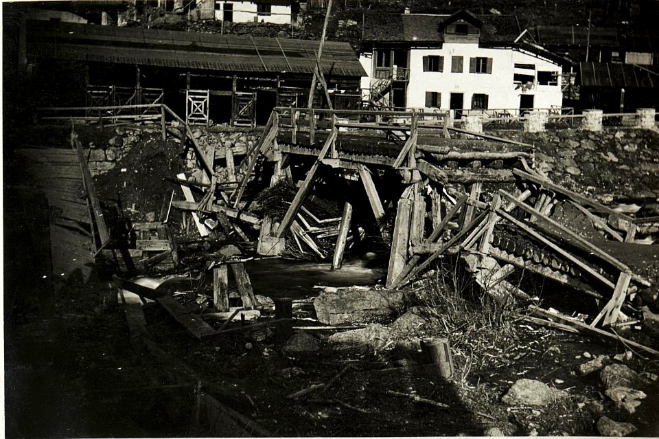 Zerstörte Brücke in Caoria. (BildID 15417930)