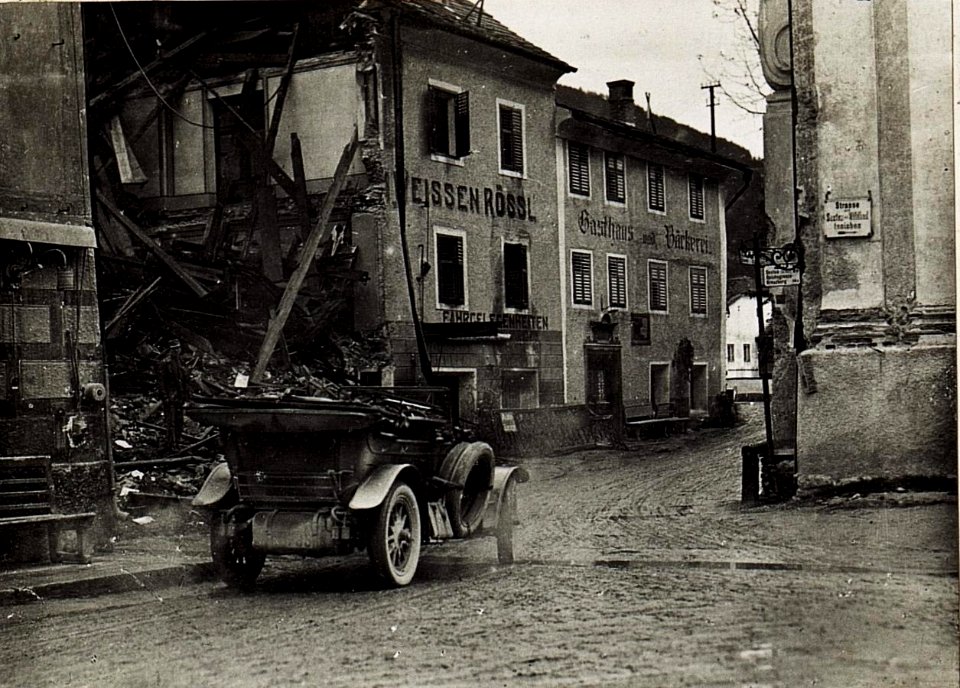 Zerschossenes Haus, Innichen. (BildID 15575844)