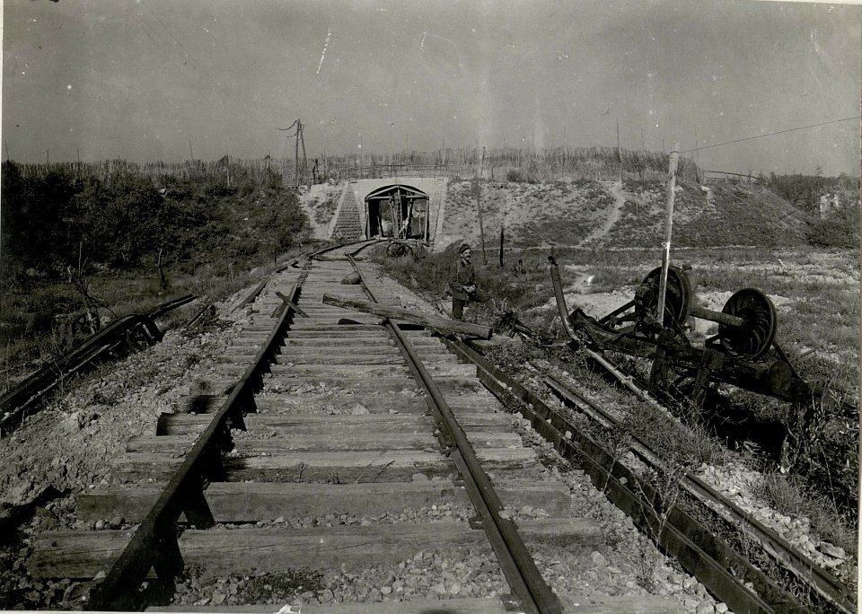 Zerschossene Eisenbahnlinie a.d.Isonzofront 9.9.17. (BildID 15606376)