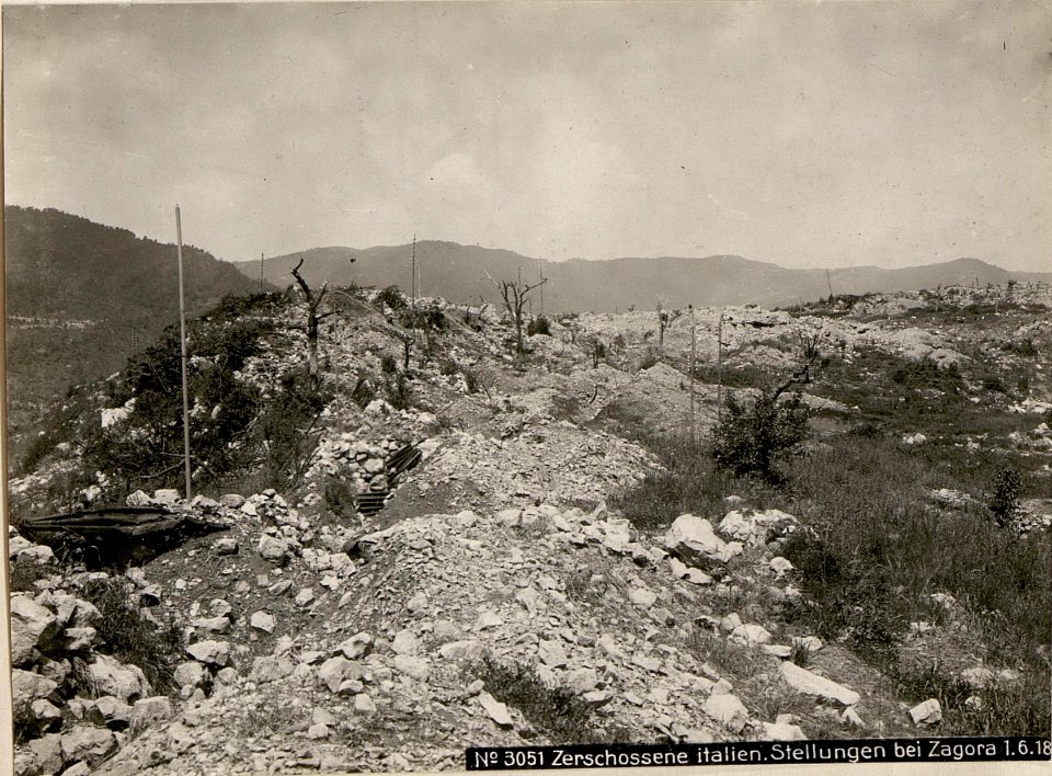 Zerschossene italien.Stellungen bei Zagora 1.6.18. (BildID 15618993)