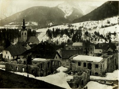 Zerschossene Häuser in Ober-Tarvis. (23-3.1917.) (BildID 15500057)