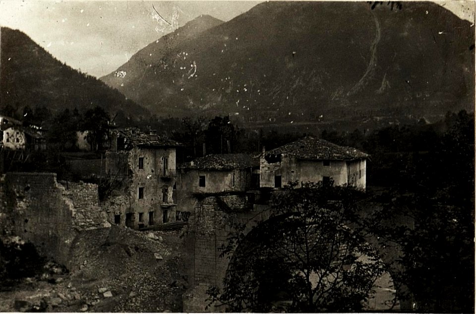 Zerschossene Häuser und Brücke am Ostteil von Tolmein, 8.5.1916. (BildID 15594551)