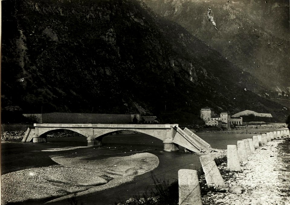 Zerstörte Brücke bei Castellnovo. (BildID 15417951)