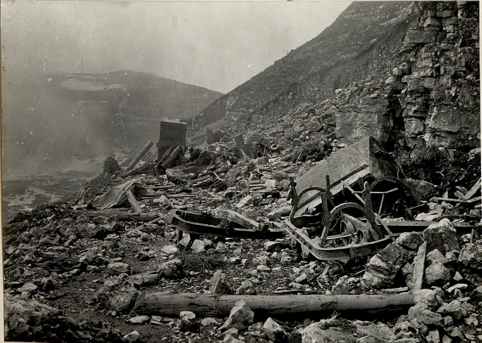 Zerstörte italienische 12 cm Mörser Batterie am Campomolon. Aufgenommen am 24. Mai 1916. (BildID 15534252)