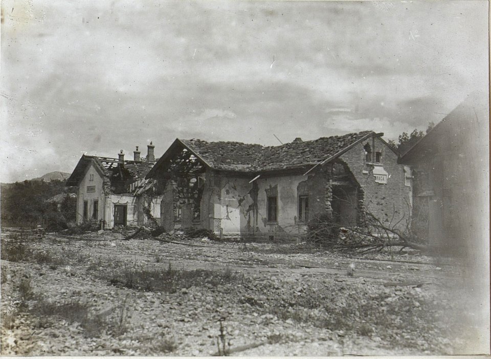 Zerschossener Bahnhof in Ovea Draga (BildID 15597910)