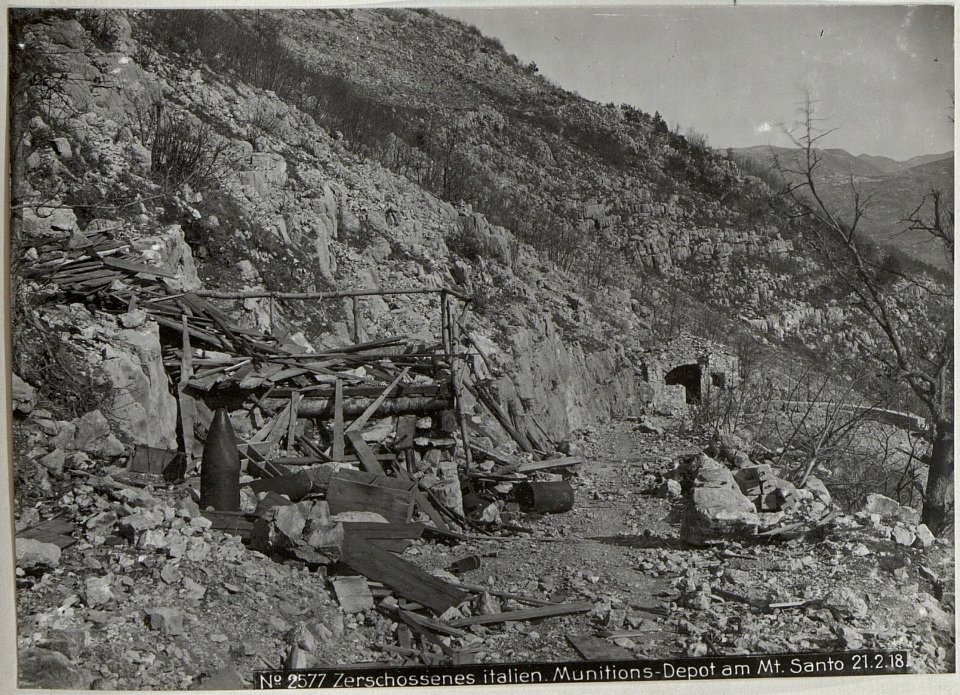 Zerschossenes italien Munitions-Depot am Mt.Santo 21.2.18. (BildID 15615274)