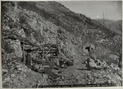 Zerschossenes italien Munitions-Depot am Mt.Santo 21.2.18. (BildID 15615274)