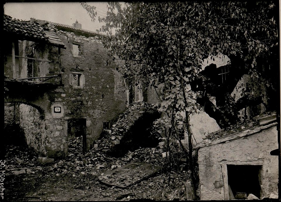 Zerschossenes Haus in Oppacchiasella. (BildID 15733920)