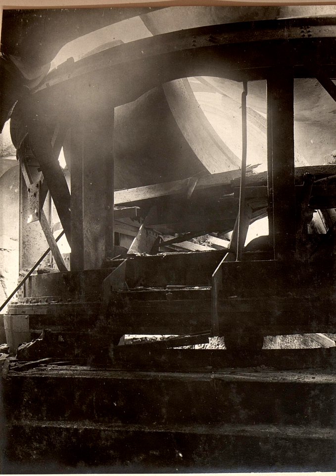 Zerschossener Panzerturm im Fort Hensel. Aufgenommen am 25. Mai 1916. (BildID 15475895)