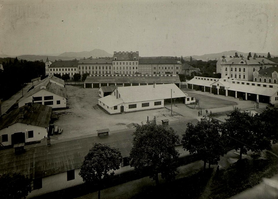 Zentralgarage für die Kraftwagenkolonne in Klagenfurt. Gesamtansicht. Aufgenommen am 21. Juli 1916. (BildID 15477807)