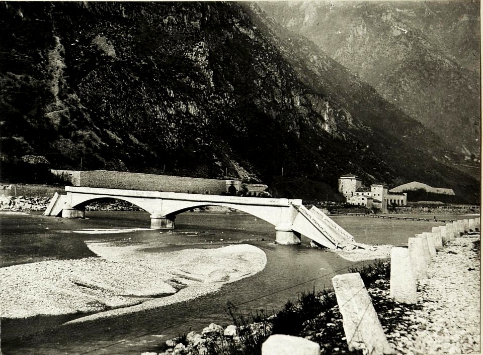 Zerstörte Brücke Castellnovo. (BildID 15417944)
