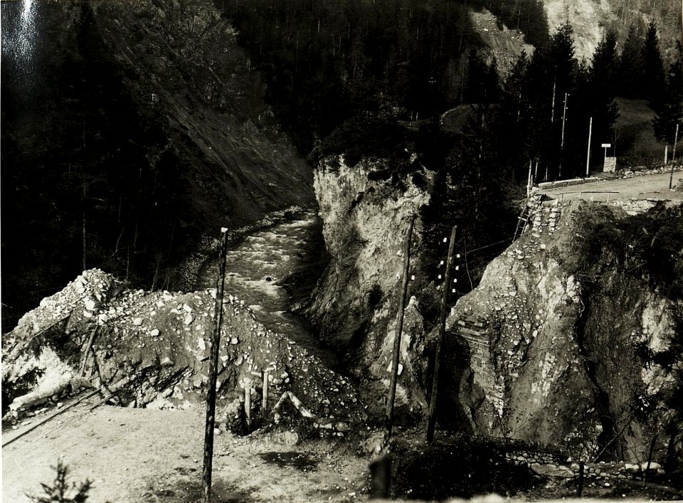 Zerstörte Brücke bei Tre Ponti. (BildID 15416416)