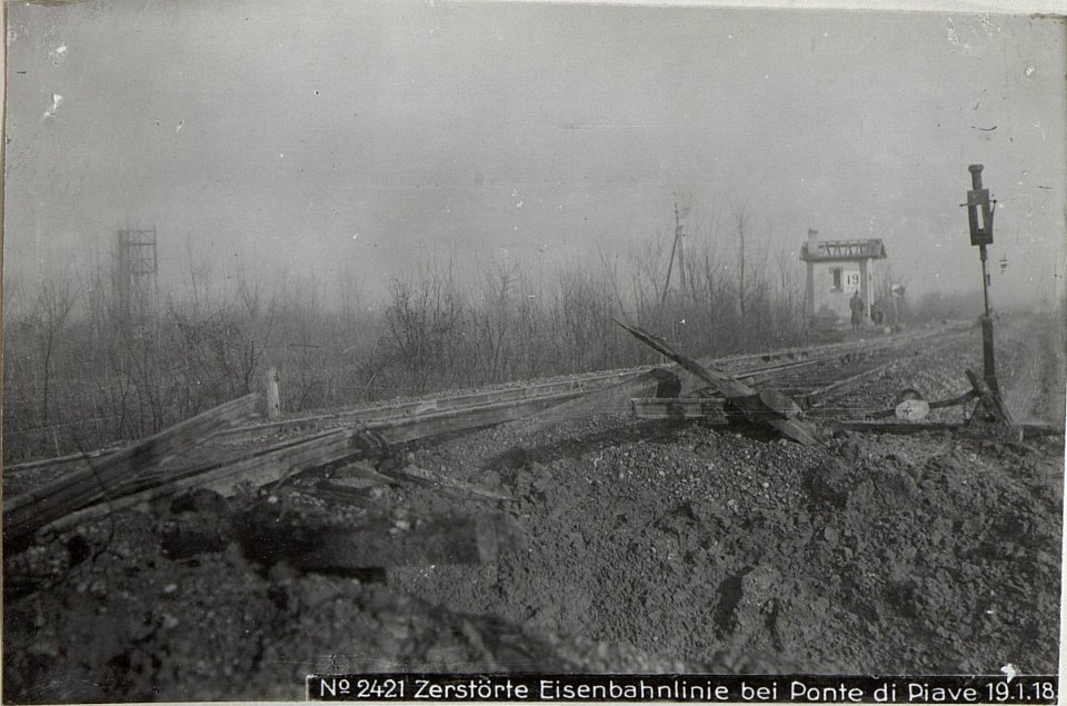 Zerstörte Eisenbahnlinie bei Ponte di Piave 19.1.18. (BildID 15614180)