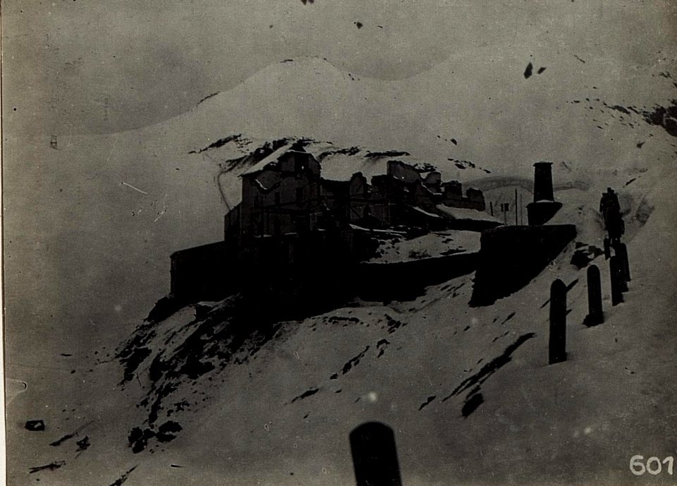 Zerschossenes Hotel Ferdinandshöhe am Stilfser Joch. (BildID 15580785)