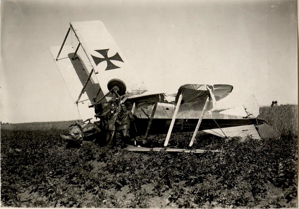 Zerstörter Flugapparat Pilot und Beobachter. (BildID 15529346)