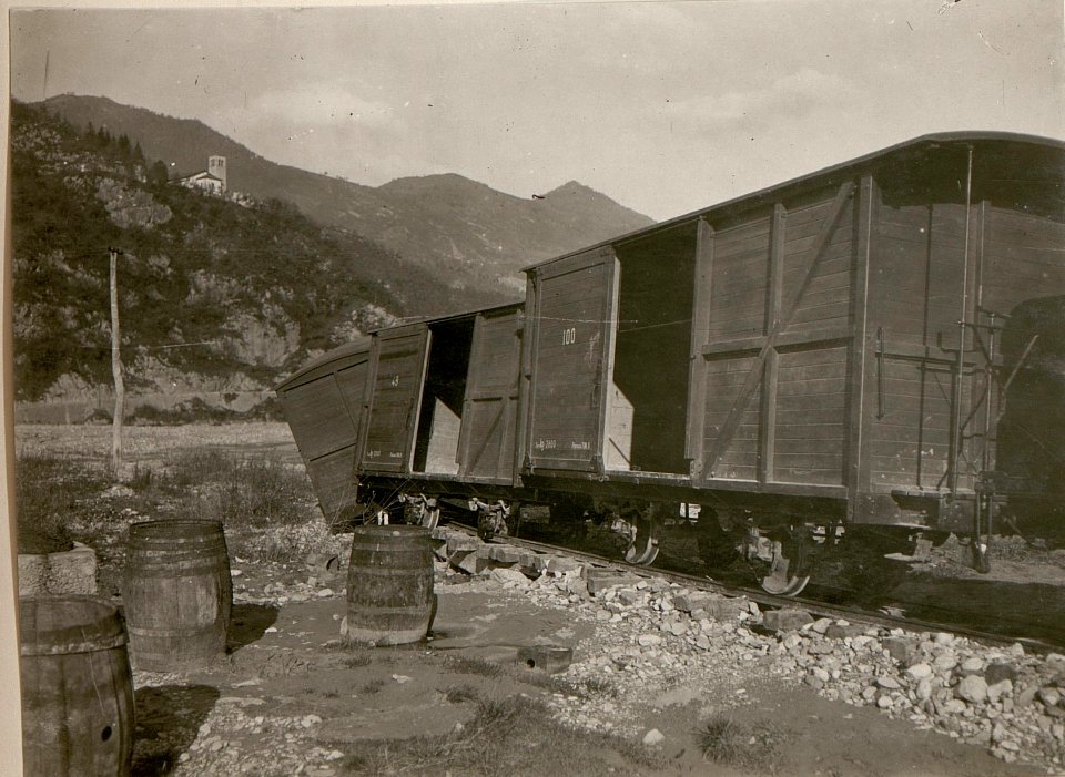 Zerstörter Kleinbahnwagen in Tolmezzo. (BildID 15508018)