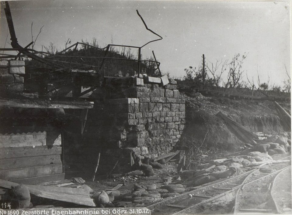 Zerstörte Eisenbahnlinie bei Görz 31.10.1917 (BildID 15608257)