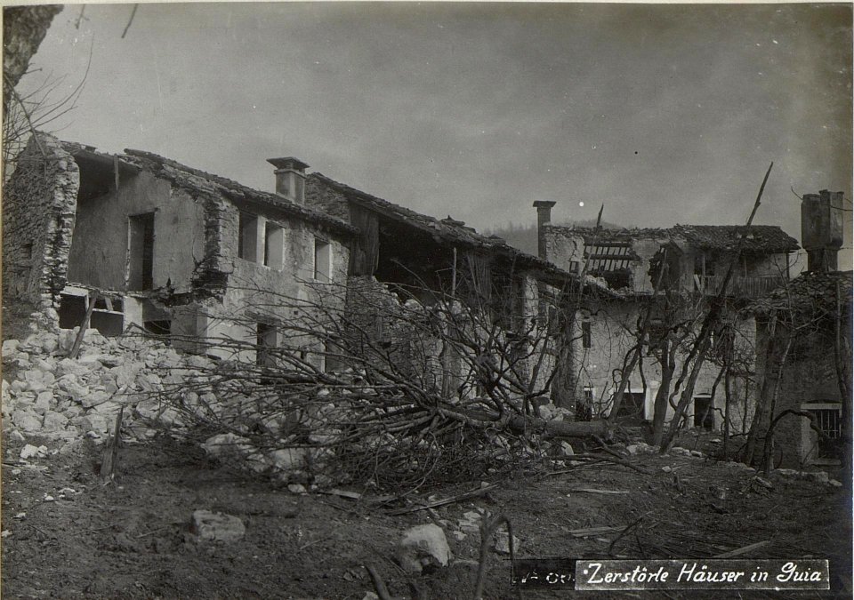 Zerstörte Häuser in Guia. (BildID 15667885)