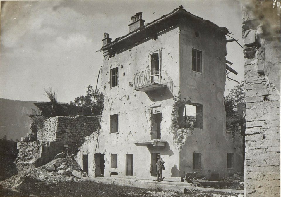 Zerschossene Fabrik in Tolmein (BildID 15597238)