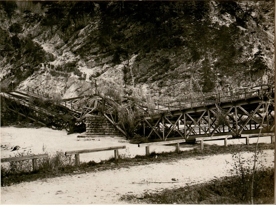 Zerstörte Eisenbahnbrücke bei Lusnik. (BildID 15506828)