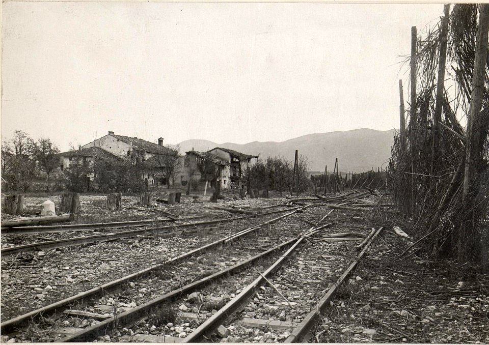 Zerstörte Bahnstrecke bei Ovcja Draga.31.8.17. (BildID 15600851)