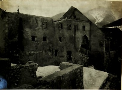 Zerschossene Häuser in Ober-Tarvis. (23-4.1917.) (BildID 15500071)