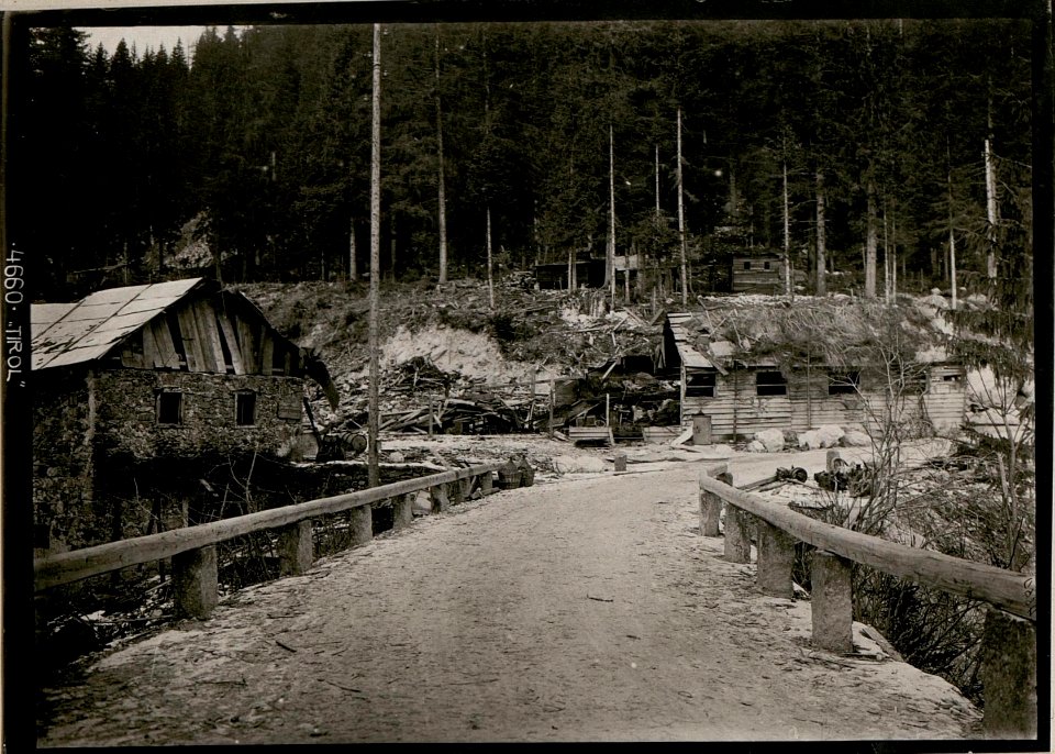 Zerstörte itanlienische Werkstätten und Baracken oberhalb San .Martino. (BildID 15734060)
