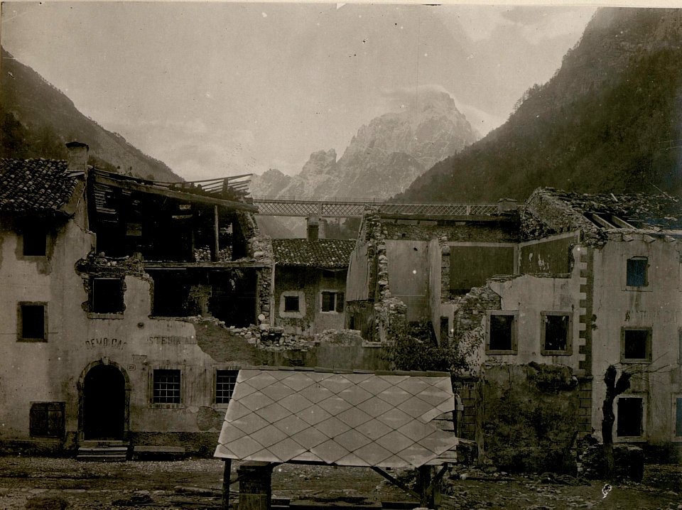 Zerstörte Häuser in Dogna, im Hintergrund der Montasch. (BildID 15507234)