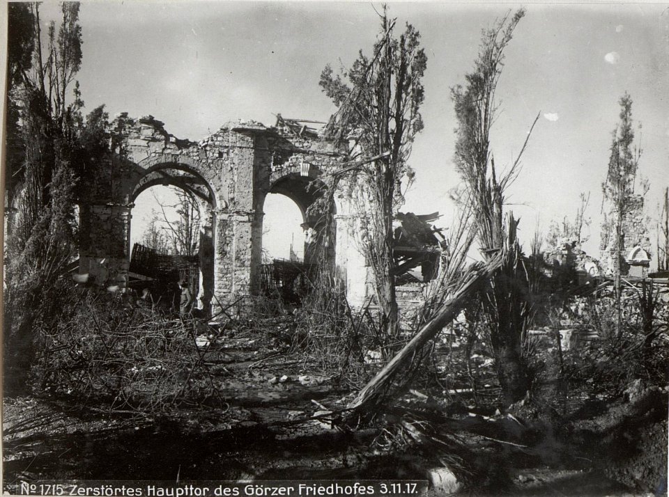 Zerstörtes Haupttor des Görzer Friedhofes 3.11.17. (BildID 15608432)