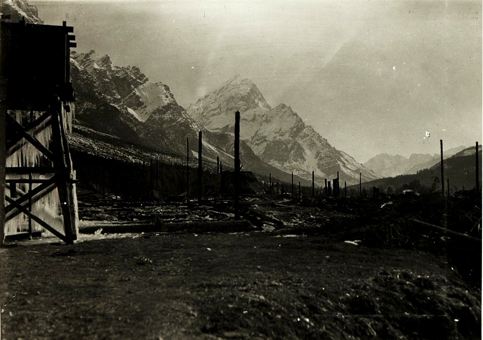 Zerstörte italienische Kopfstation der Schmalspurbahn bei Jucl. (BildID 15416318)