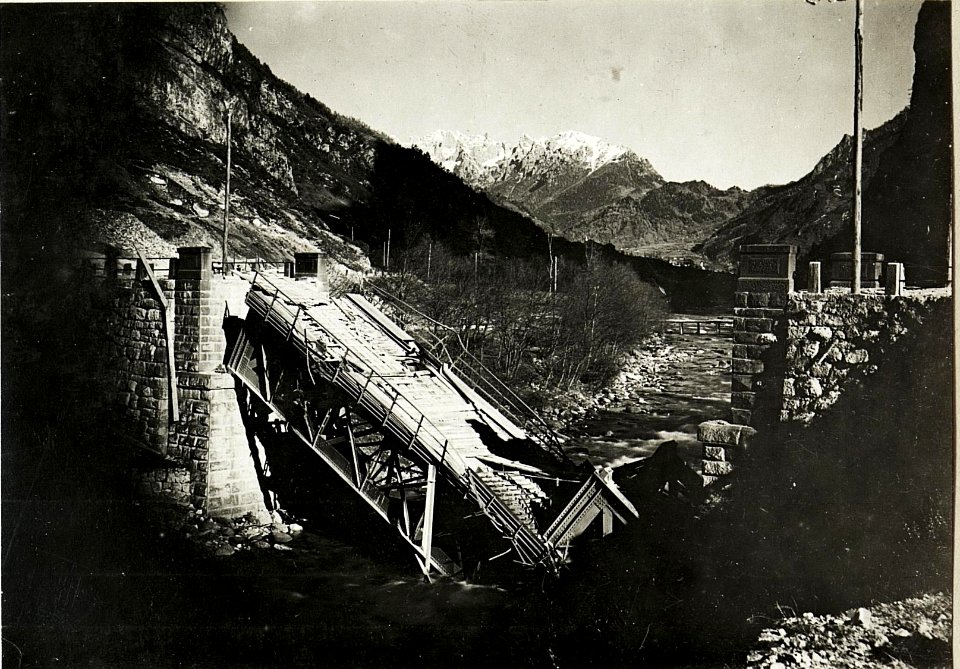 Zerstörte Brücke bei Imer. (BildID 15417937)