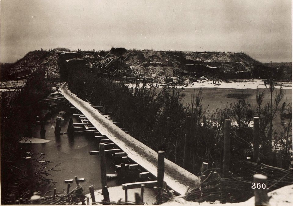 Zerstörte Eisenbahnbrücke (BildID 15704494)
