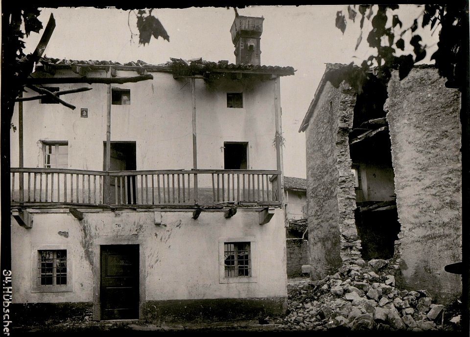 Zerschossenes Haus in Oppacchiasella. (BildID 15733948)