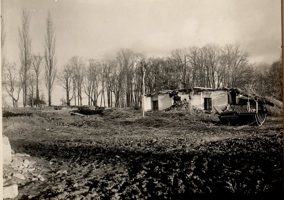Zerstörtes Herrenhaus. Aufgenommen am 11.IV.1916. Inf.Rgt.Nr.60. (BildID 15537094)