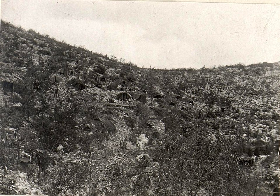 Zerstörte Reservedeckungen bei Medeazza.I.Regt.91.27.8.17. (BildID 15599569)