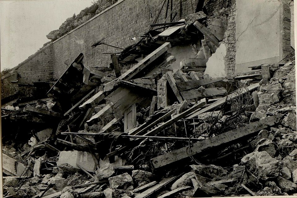 Zerstörte italienische Kaserne. Aufgenommen am 24. Mai 1916. (BildID 15534287)