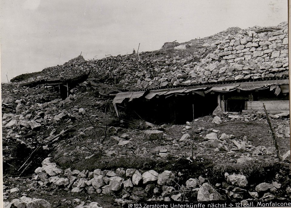 Zerstörte Unterkünfte nächst Kote 121 östlich Monfalcone (BildID 15734928)
