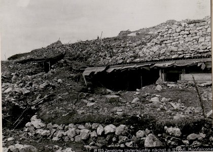 Zerstörte Unterkünfte nächst Kote 121 östlich Monfalcone (BildID 15734928)