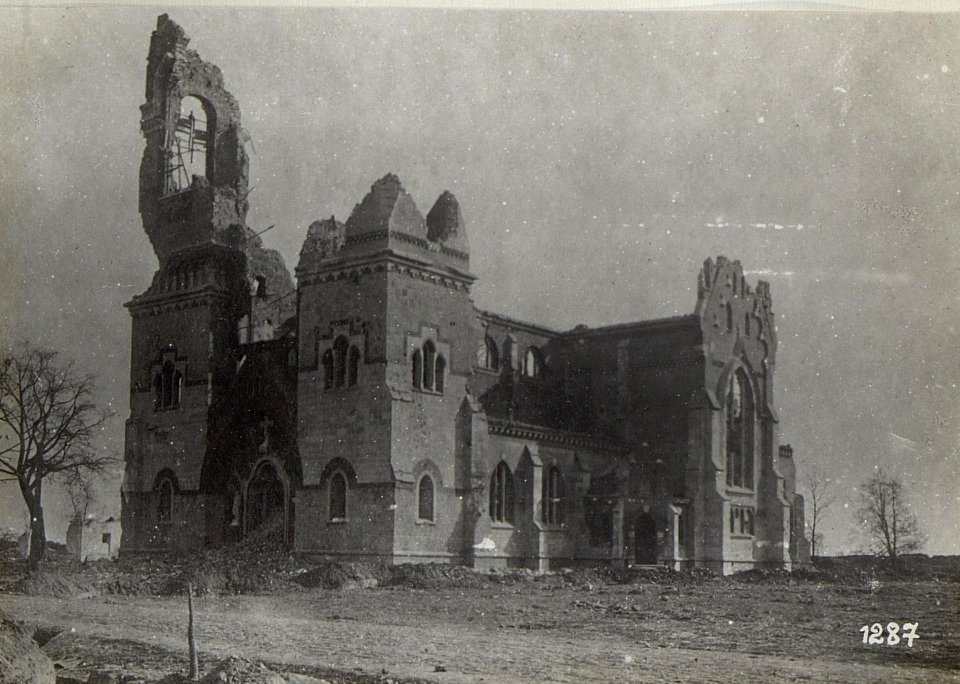 Zerstörte Kirche am russischen Kriegsschauplatz (BildID 15685907)