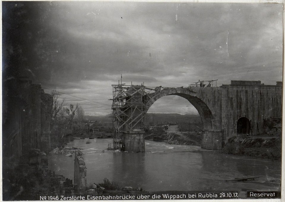 Zerstörte Eisenbahnbrücke über die Wippach bei Rubbia 29.10.17. Reservat (BildID 15610449)