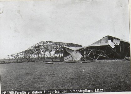 Zerstörter italien. Fliegerhangar in Montegliano 1.11.17. (BildID 15608810)