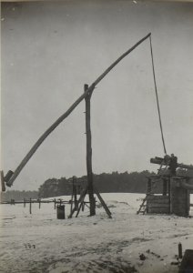 Ziehbrunnen in Galizien, nahe einer Kohlenmeileranlage (BildID 15681755)