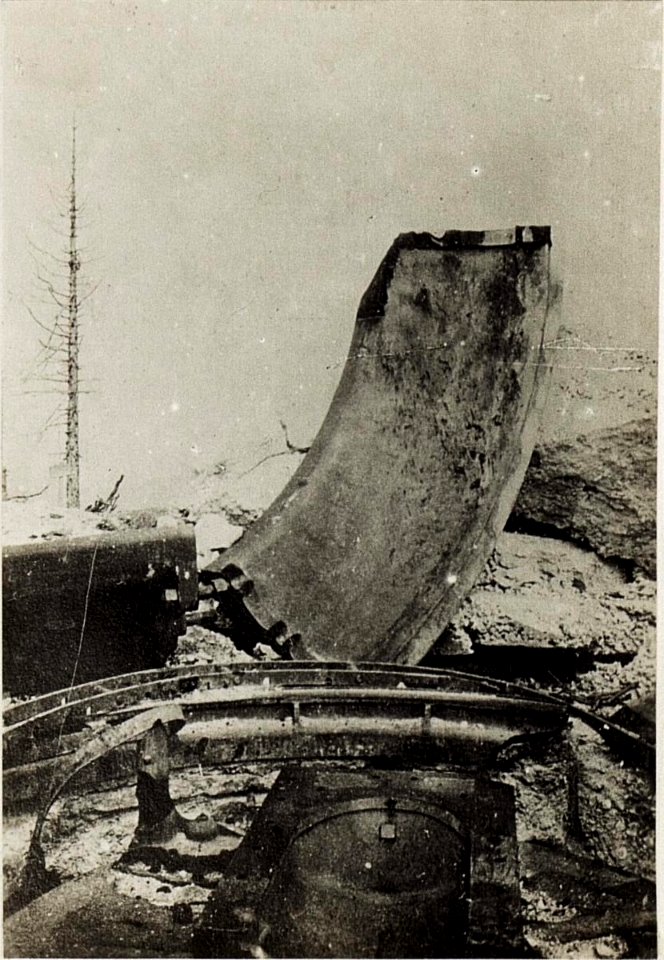 Zertrümmerter Vorpanzer auf Forte Campolongo. (BildID 15576530)