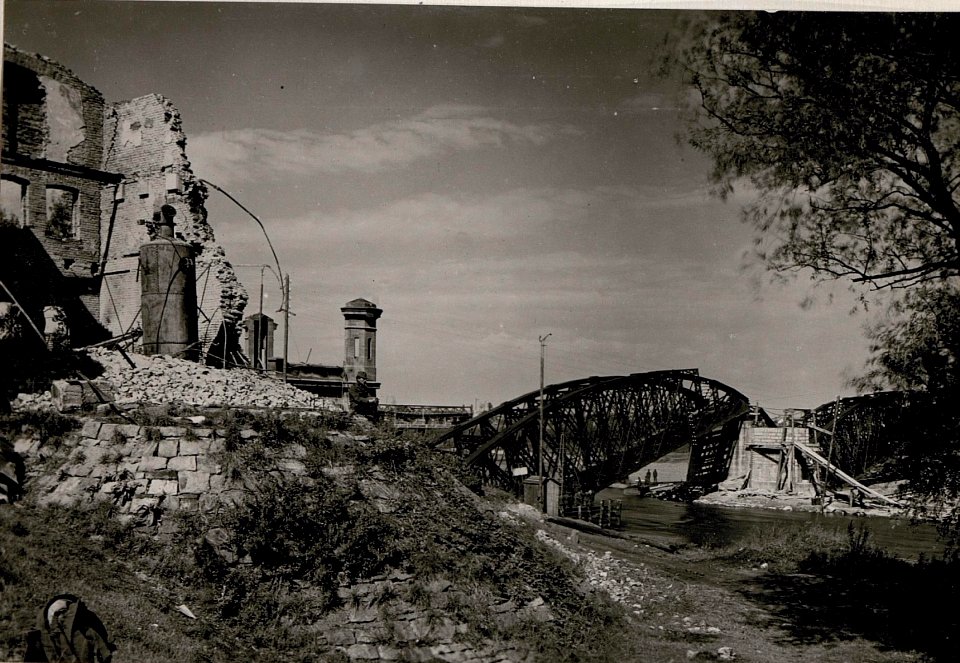 Zerstörtes Pumpwerk mit Blick auf die Pruthbahnbrücke, Czernowitz (BildID 15719974)