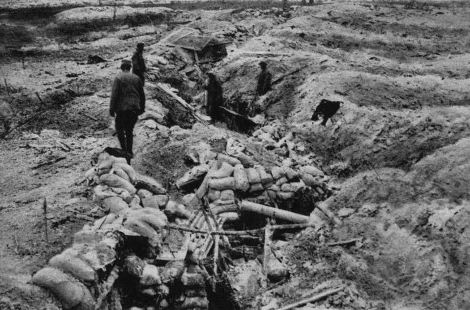 Zertrommelte erste deutsche Linie im Abschnitt von Souain, wenige Tage nach Beginn der Herbstschlacht in der Champagne