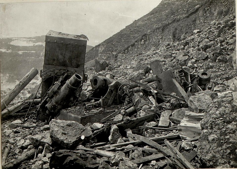 Zerstörte italienische 15 cm Mörser Batterie am Campomolon. Aufgenommen am 24. Mai 1916. (BildID 15534245)