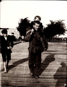 Zille, Heinrich - Kinder und Kinderspielplätze, Kinder auf der Knobelsdorff-Brücke (1) (Zeno Fotografie)